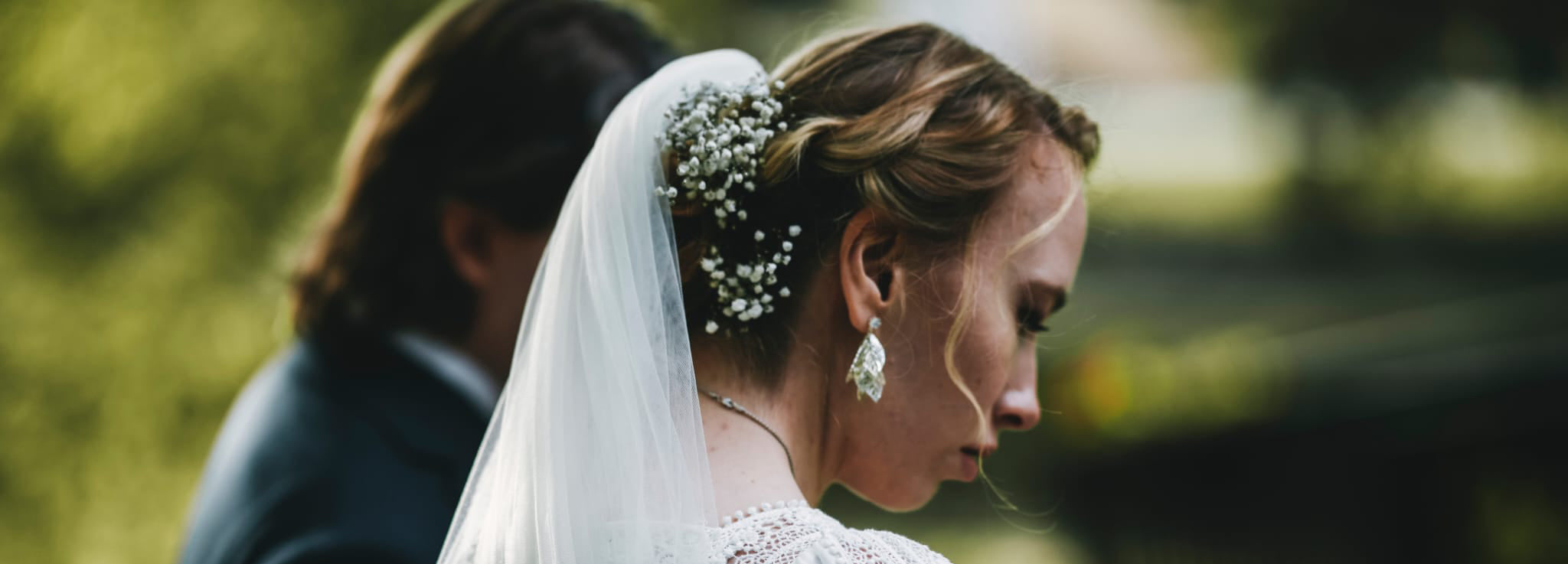 Bridal hair and makeup Helsinki – classic hairstyle with a radiant eye look