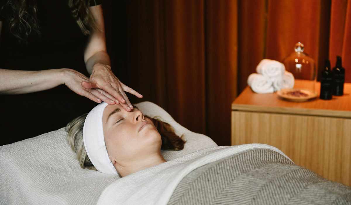 Head massage in Niki Newd® treatment – where gentle touch restores harmony to both skin and spirit.