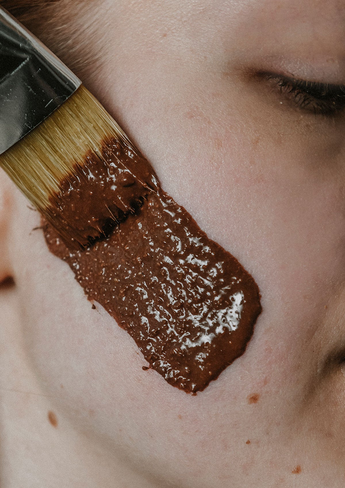 Brightening face mask in action – Niki Newd® Cocoa Mask revitalizes dull skin, smooths fine lines, and enhances natural glow.