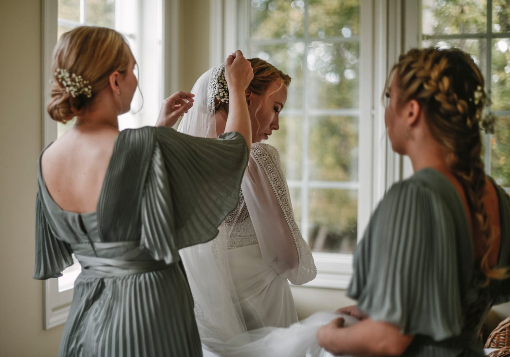 Boho braided hairstyle for an outdoor wedding.