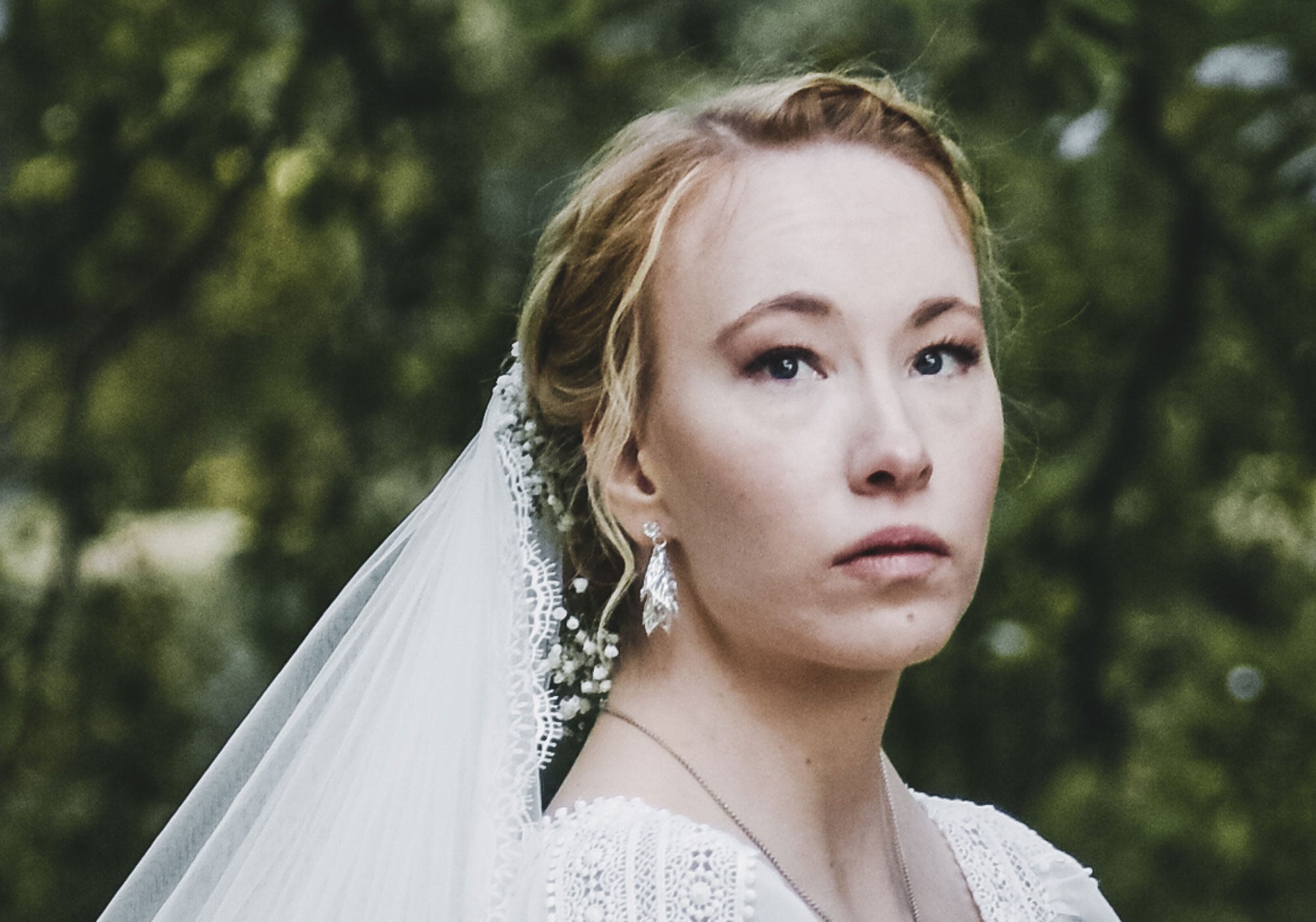 Natural glowing bridal makeup enhancing the bride’s features