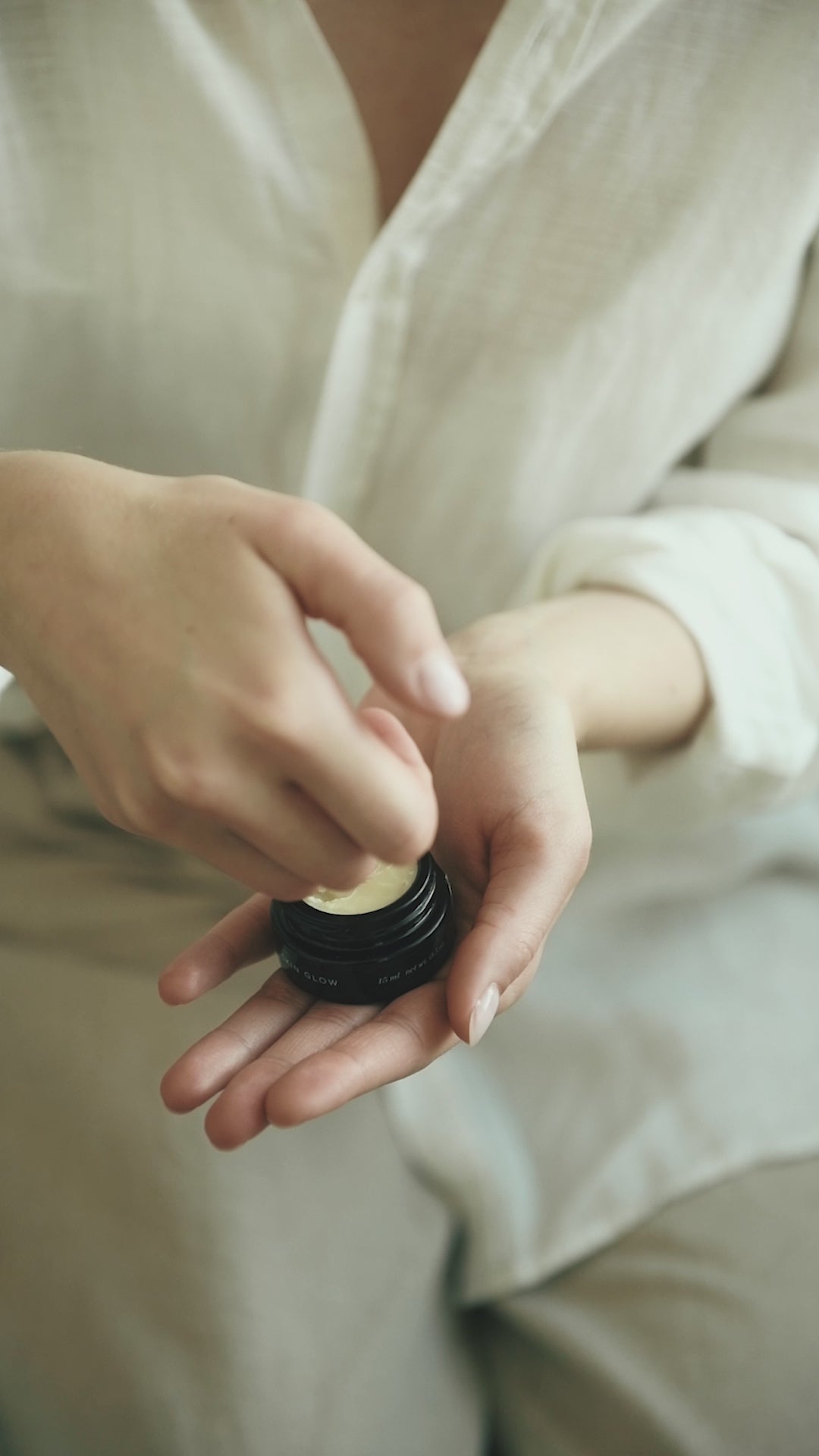 Nightly care with Niki Newd® Skin Glow – soothing and nourishing night cream for dry and atopic skin, promoting calm and comfort.