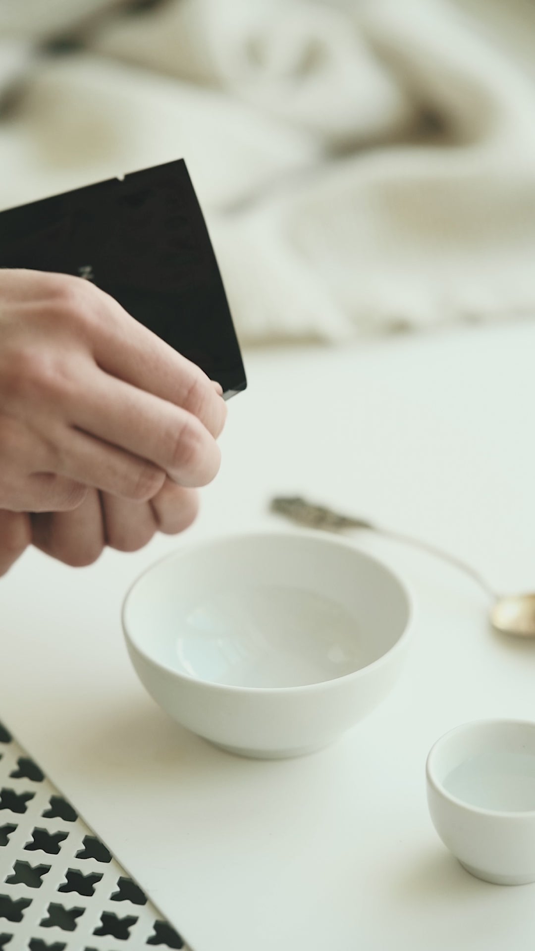 Made with spruce sprout and yeast – Niki Newd® purifying facial mask that balances and clarifies oily and blemish-prone skin.