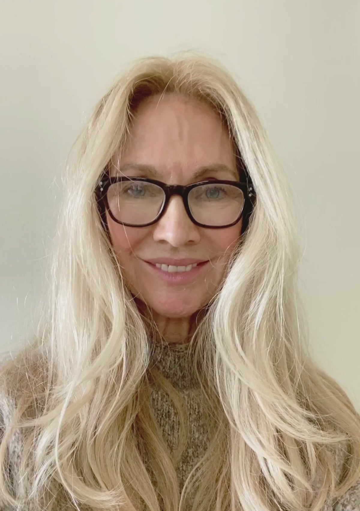 Customer testimonial: Niki Newd® Skin Velvet feels luxurious – it leaves the skin silky smooth and beautifully radiant.