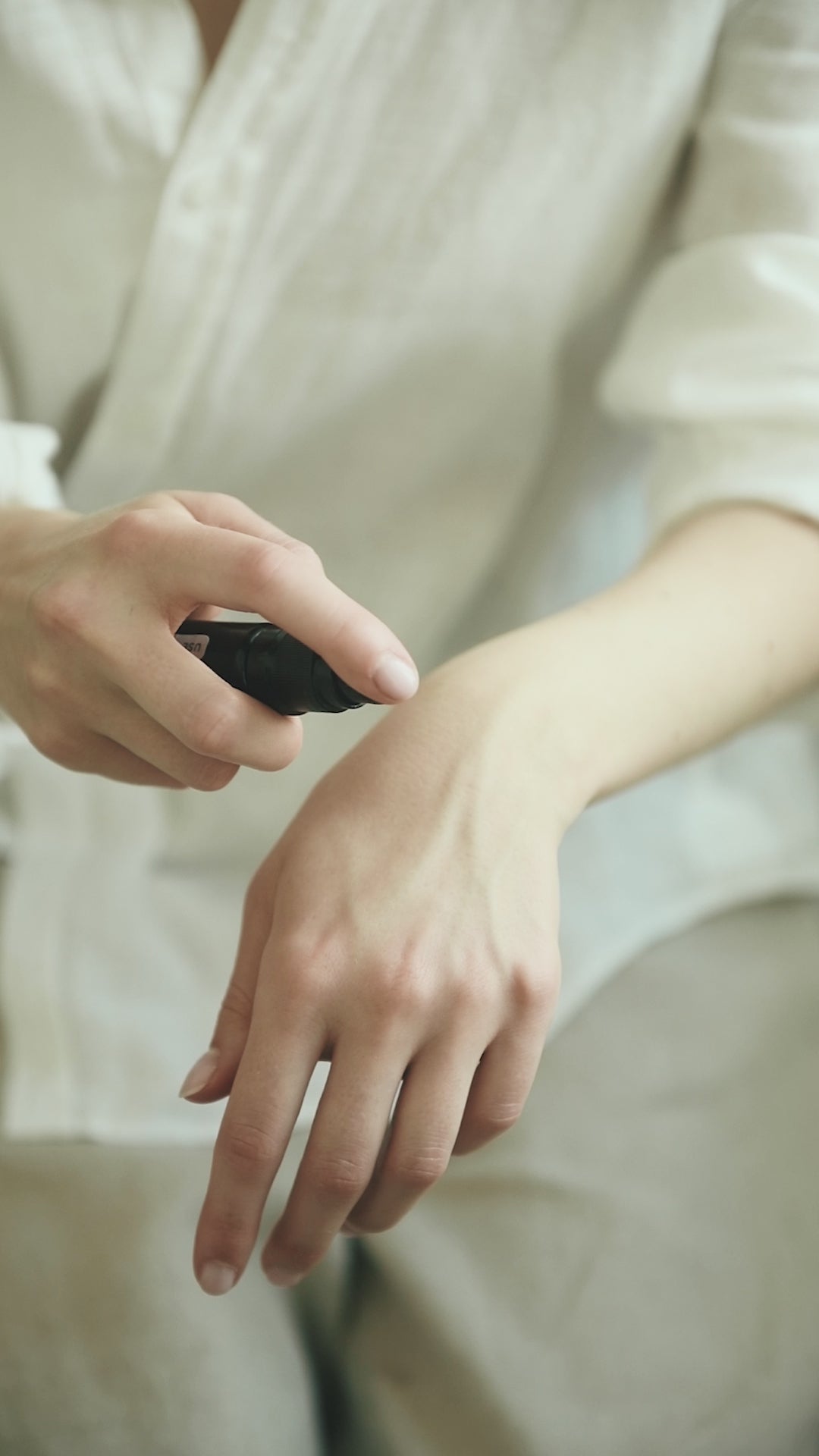 Use Niki Newd® Skin Silk as a pre-retinol oil serum under the eyes – gentle, nourishing care for delicate skin.