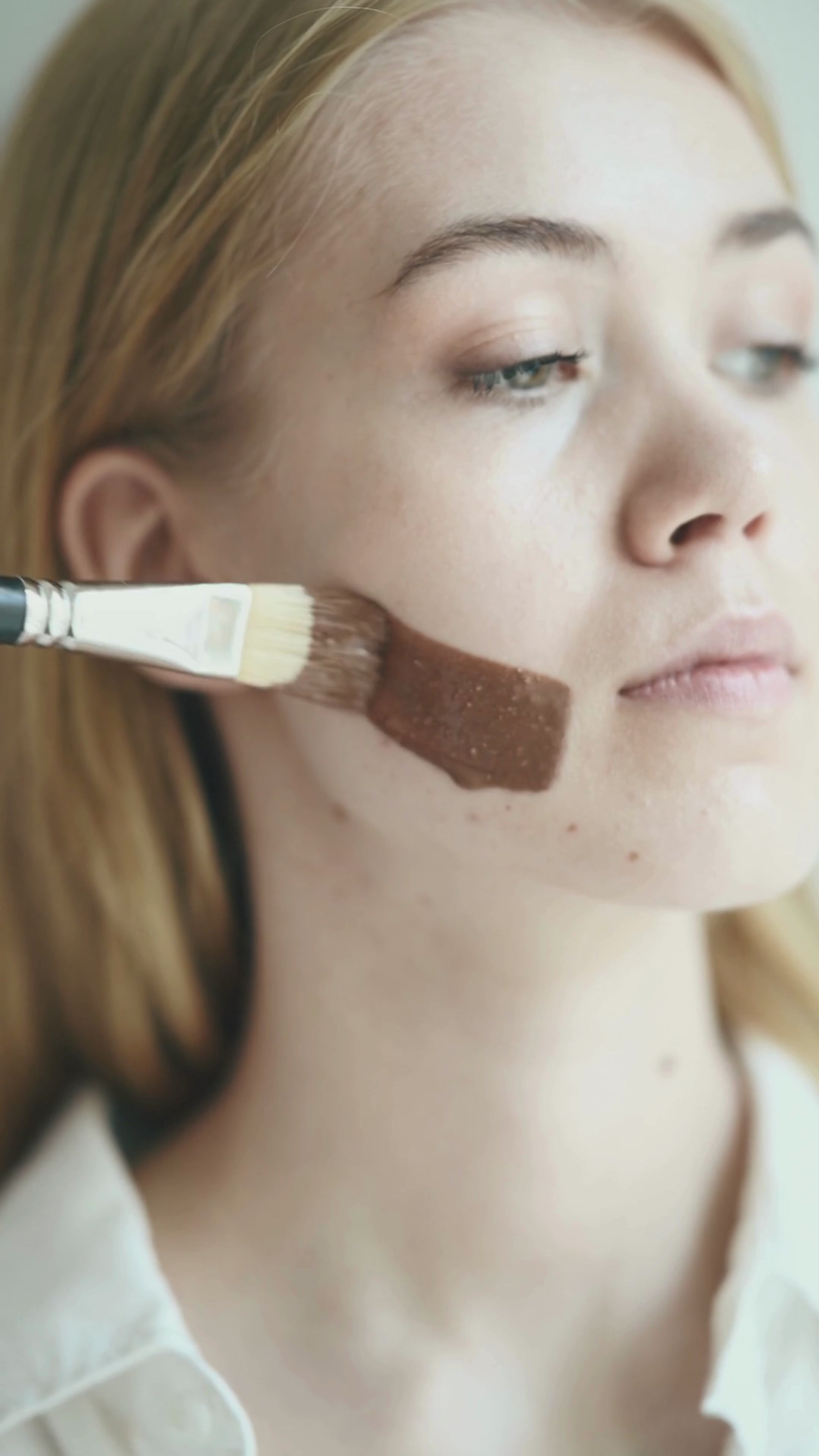 Weekly ritual with Niki Newd® Cocoa Mask – an anti-wrinkle and brightening face mask that nourishes and revitalizes the skin naturally.