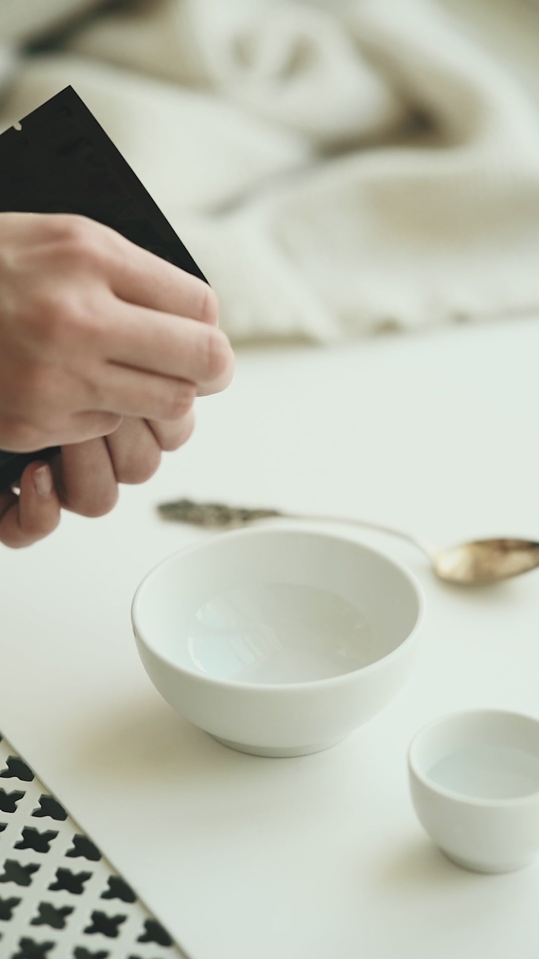 How to use Niki Newd® Betaglucan Skin Mask – oatmeal-based mask that gently soothes and nourishes sensitive and mature skin.