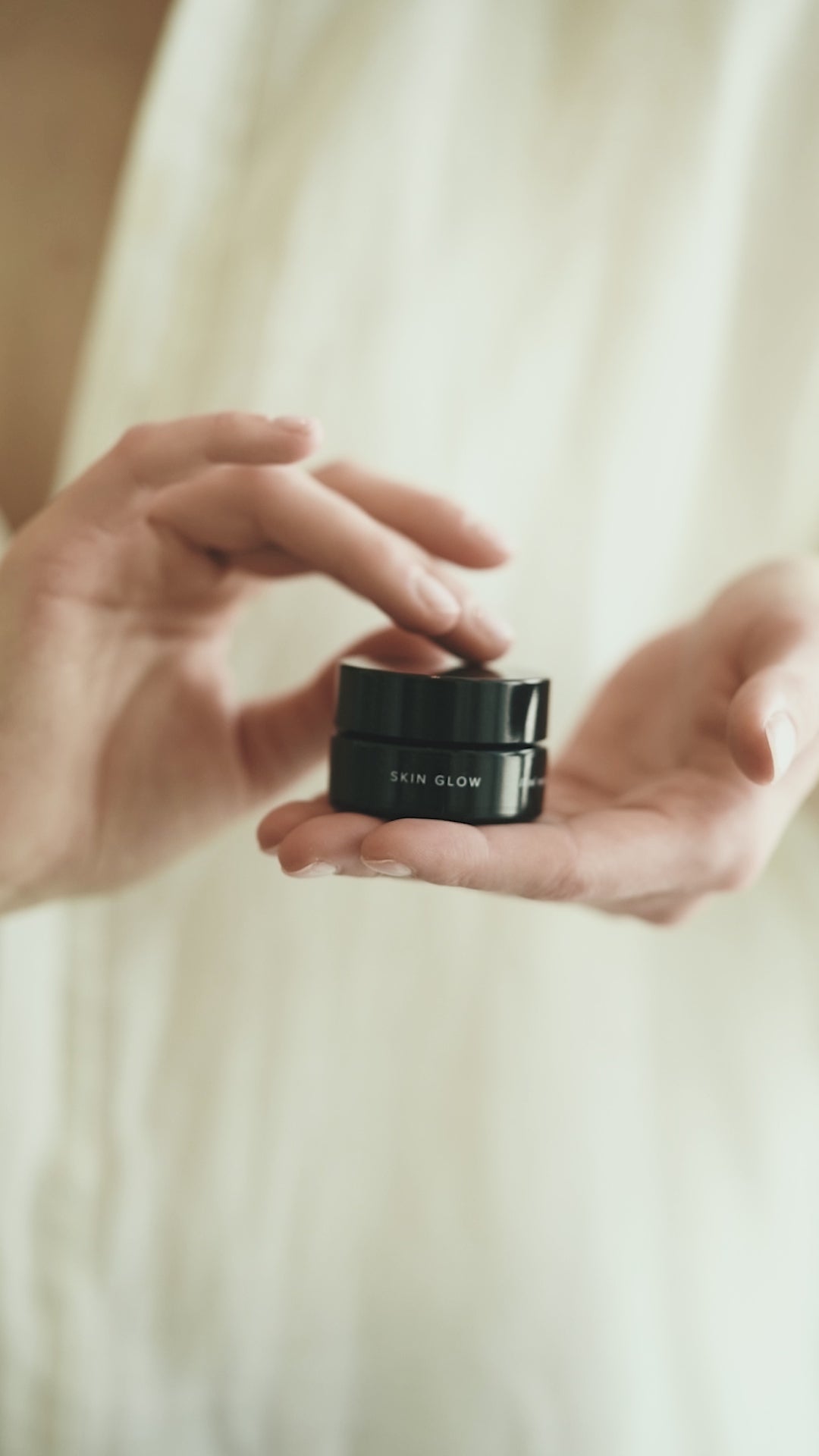 Use Niki Newd® Skin Glow as an eye cream for sensitive skin – gentle, fragrance-free care that soothes and protects.