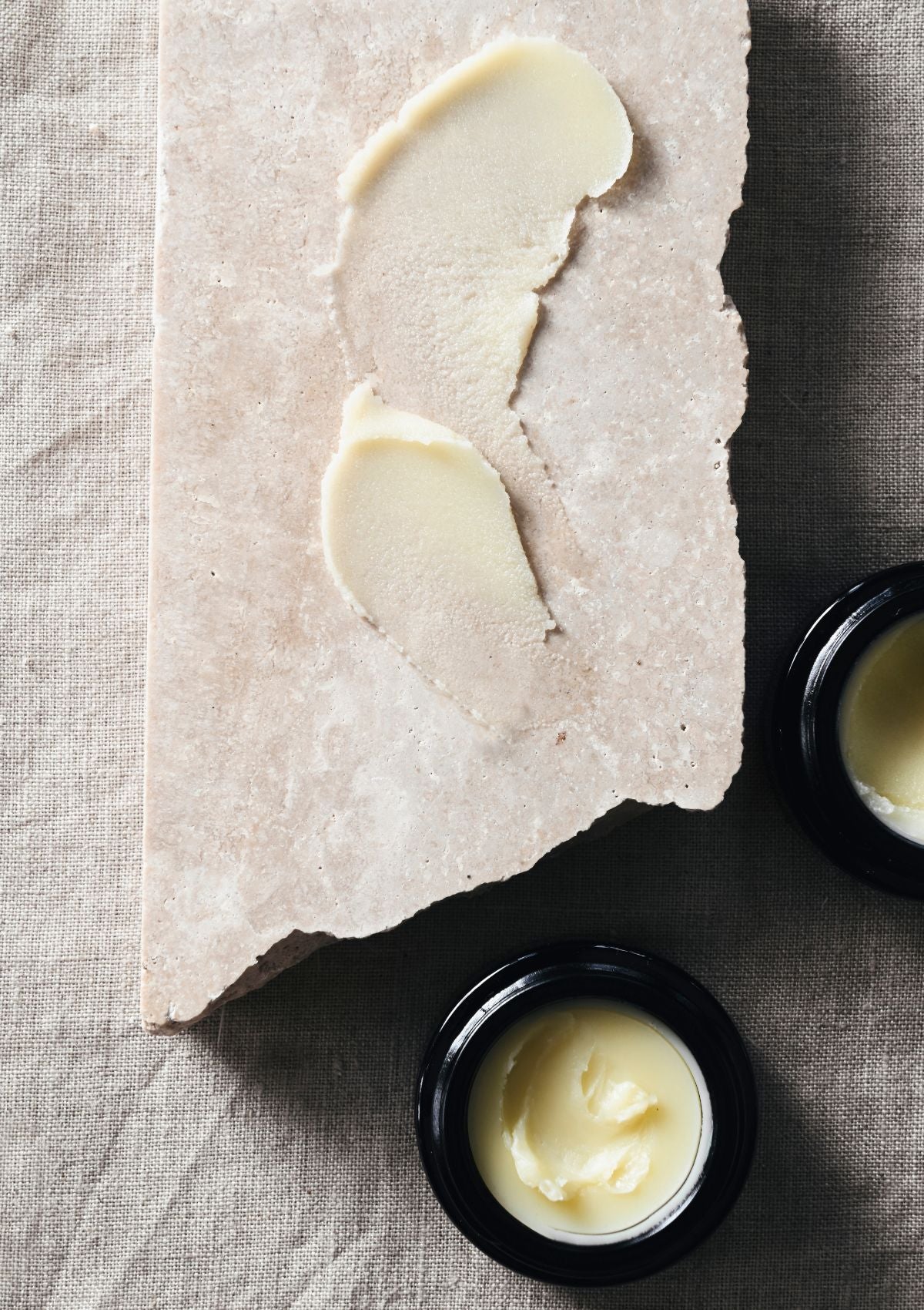 Antioksidanttipitoisista raaka-aineista valmistettu Niki Newd® Skin Butter on luonnollinen kasvo- ja silmänympärysvoide, joka ravitsee ja suojaa ihoa.