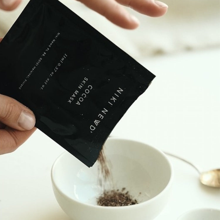 Niki Newd Cocoa Skin Mask anti-wrinkle kasvonaamio, jossa tummaa kaakaota, kauraa ja luonnollisia antioksidantteja sileämmän ja heleämmän ihon tueksi.