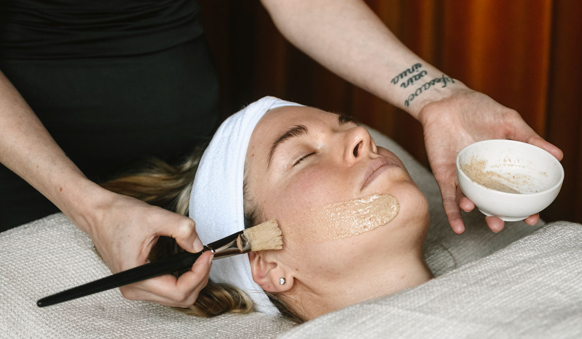Tuoreesti sekoitettu naamio ja luonnollinen kasvovesi viimeistelevät Niki Newd® Purifying Facial -syväpuhdistavan kasvohoidon – jättäen ihon kirkkaaksi ja tasapainoiseksi.