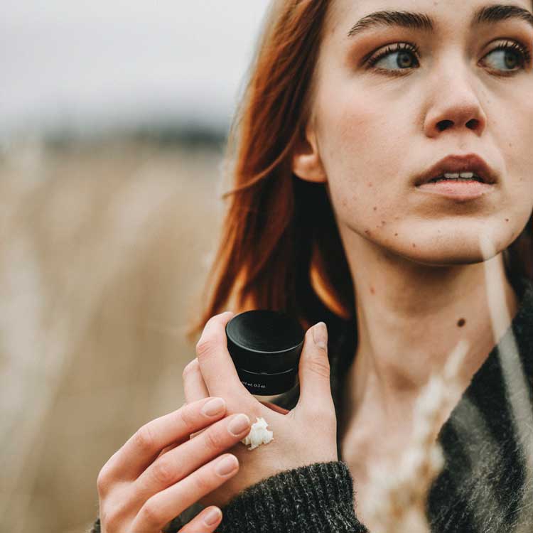 Niki Newd Skin Balm ravitseva päivä- ja yövoide normaalille ja kuivalle iholle, sisältää suomalaista katajanversouutetta.