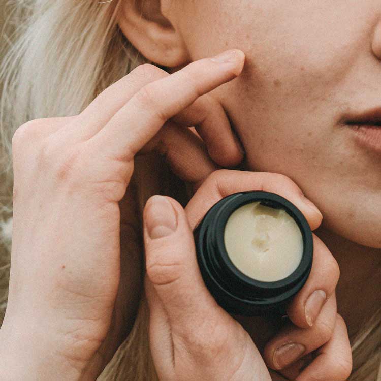 Niki Newd Skin Glow rauhoittava kasvovoide kuivalle, herkälle ja punoittavalle iholle, kasvoille ja silmänympärysiholle.