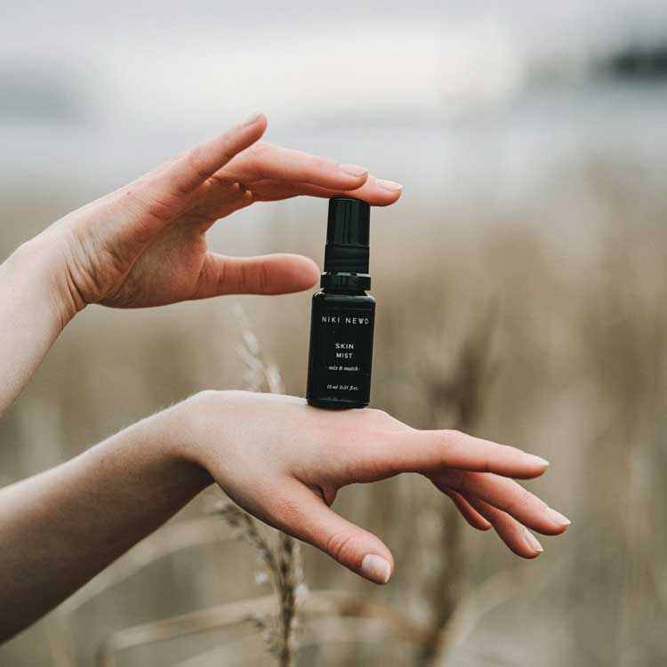 Niki Newd Skin Mist kosteuttava C-vitamiinisuihke kasvoille, sekoitettavaksi voiteeseen tai öljyseerumiin ihon kosteuden ja tasaisemman sävyn tueksi.