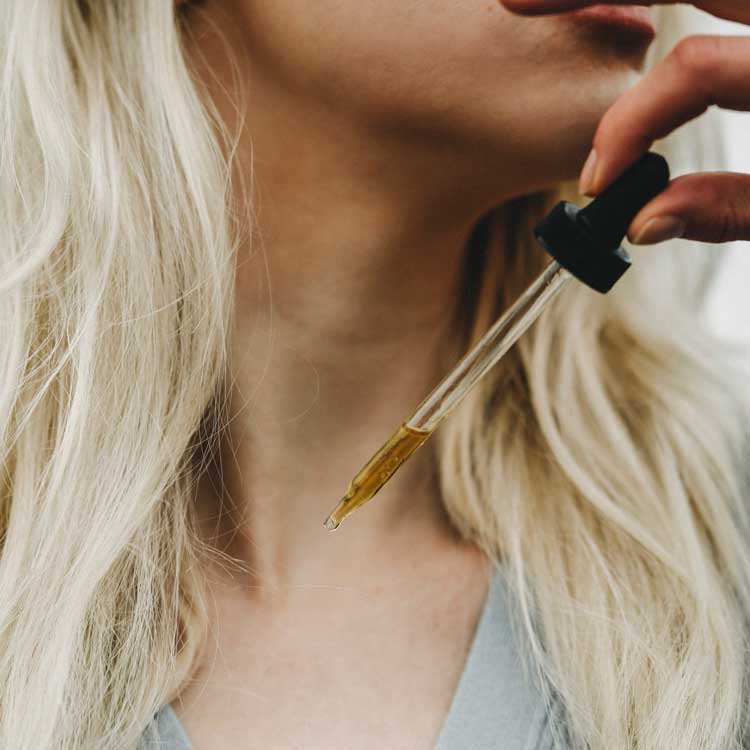 Niki Newd Skin Silk ravitseva antioksidanttiseerumi kasvoille ja silmänympärysiholle, sisältää E-vitamiinia ja omega-rasvahappoja.