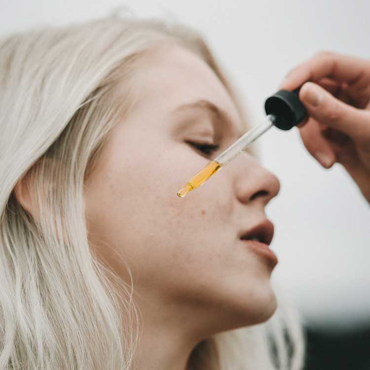 Niki Newd Skin Velvet antioksidanttiseerumi kasvoille ja silmänympärysiholle, ihon heleyden ja uudistumisen aikaansaamiseksi.