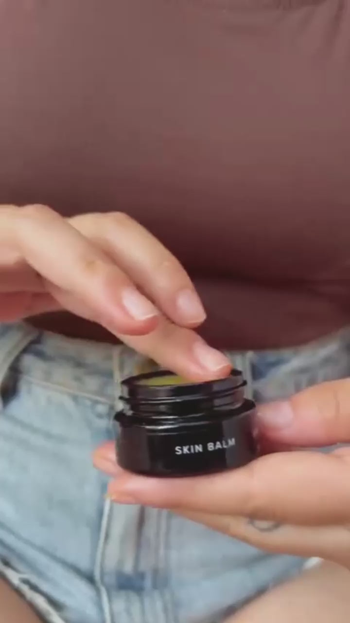 Niki Newd Skin Balm levitetään kasvoille ravitsemaan normaalia ja kuivaa ihoa.