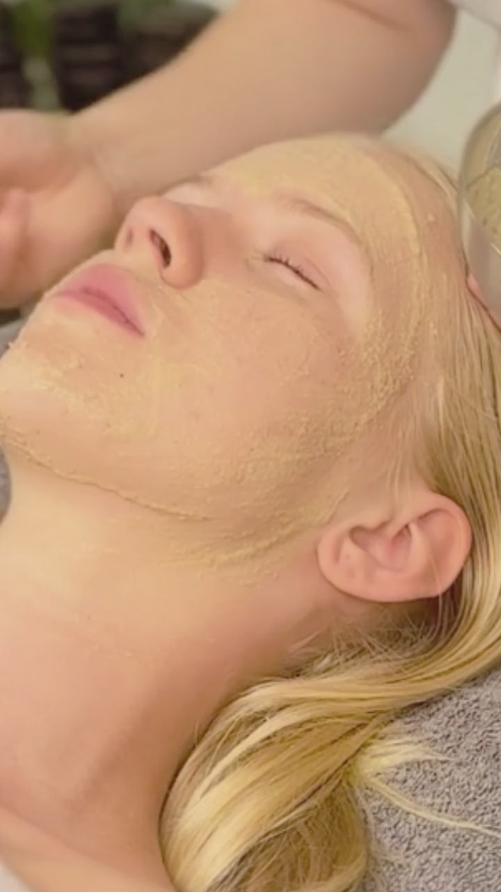 Niki Newd Beta Glucan Mask levitetään herkälle iholle rauhoittamaan, kosteuttamaan ja ravitsemaan ihoa.
