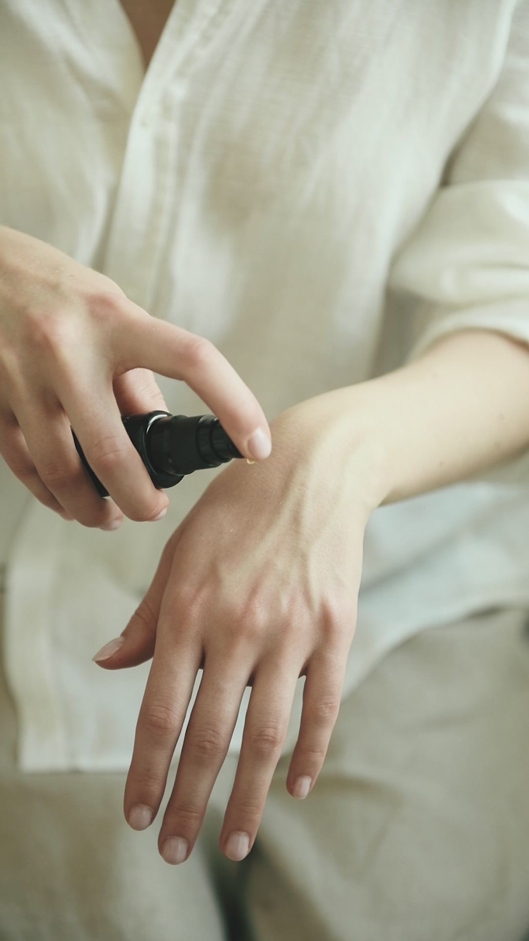 Videolla näytetään, kuinka riittoisaa ja helposti levittyvää Niki Newd® Skin Velvet -seerumi on – pieni määrä riittää koko kasvoille.