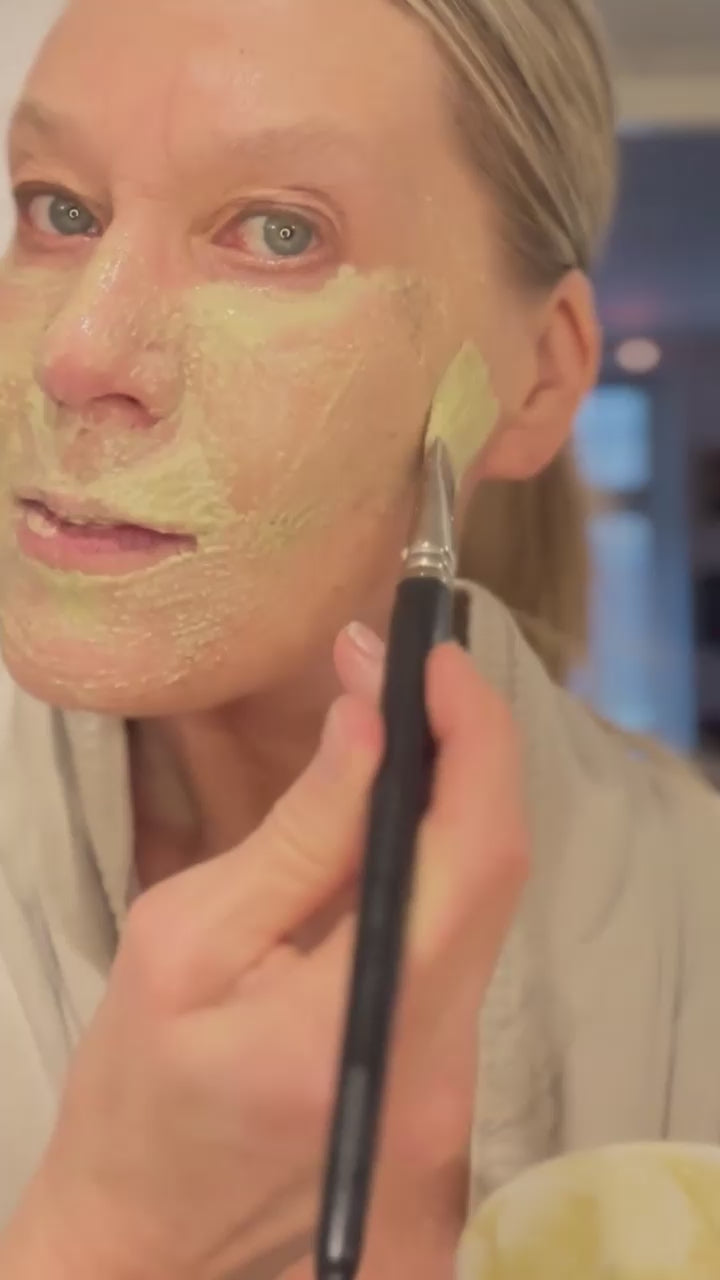 Niki Newd Spruce Sprout Skin Mask levitetään kasvoille raikastamaan ja tasapainottamaan rasvoittuvaa, epäpuhdasta ihoa.