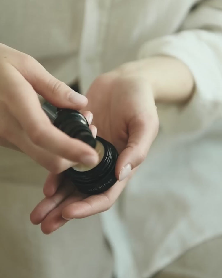 Lähikuva videosta, jossa Niki Newd Skin Mistiä ja voidetta sekoitetaan kämmenellä tuoreeksi emulsioksi ennen levitystä.