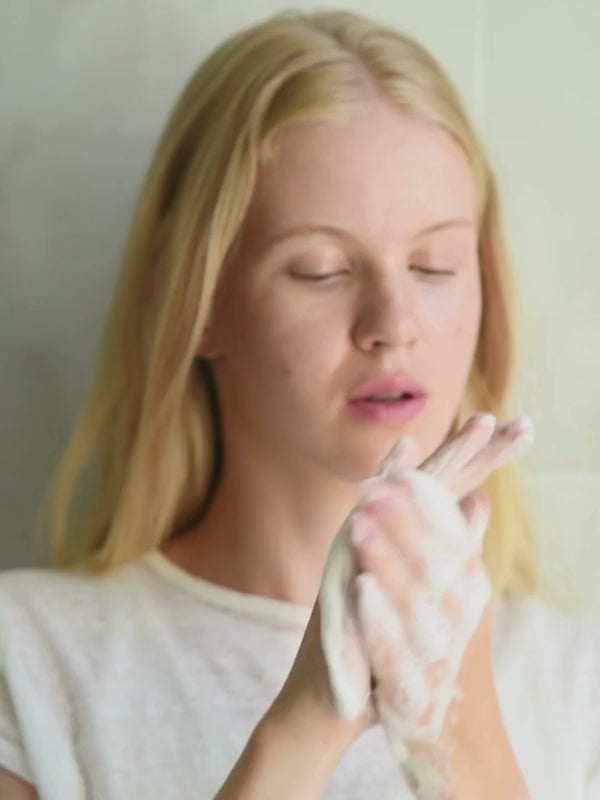 Video: Rosa Majava näyttää Niki Newdin kaurasaippuan vaahdottamista.