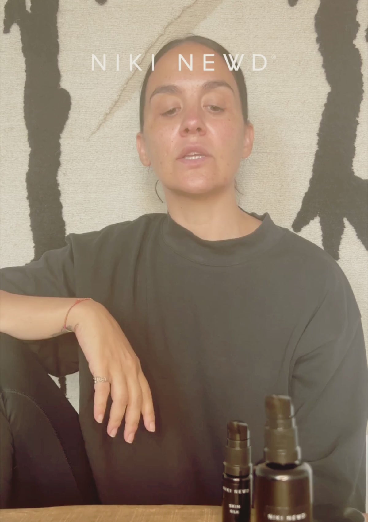 Asiakas kertoo kokemuksestaan Niki Newd® Graceful Mama -öljystä – tuore, hellävarainen kasvo- ja vartaloöljy herkälle iholle.