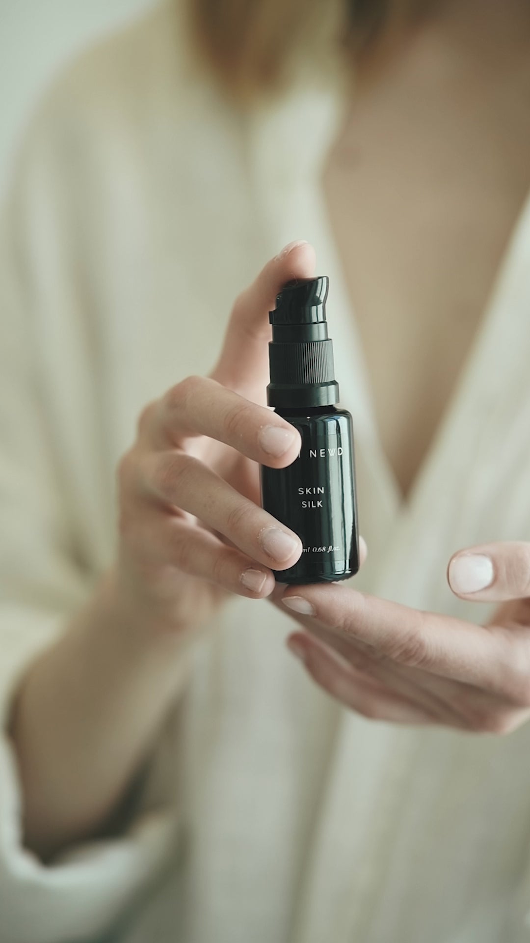 Näin käytät Niki Newd® Skin Silk -seerumia – puhdas, vegaaninen öljyseerumi kasvoille ja silmänympärysiholle osana päivittäistä ihonhoitorutiinia.