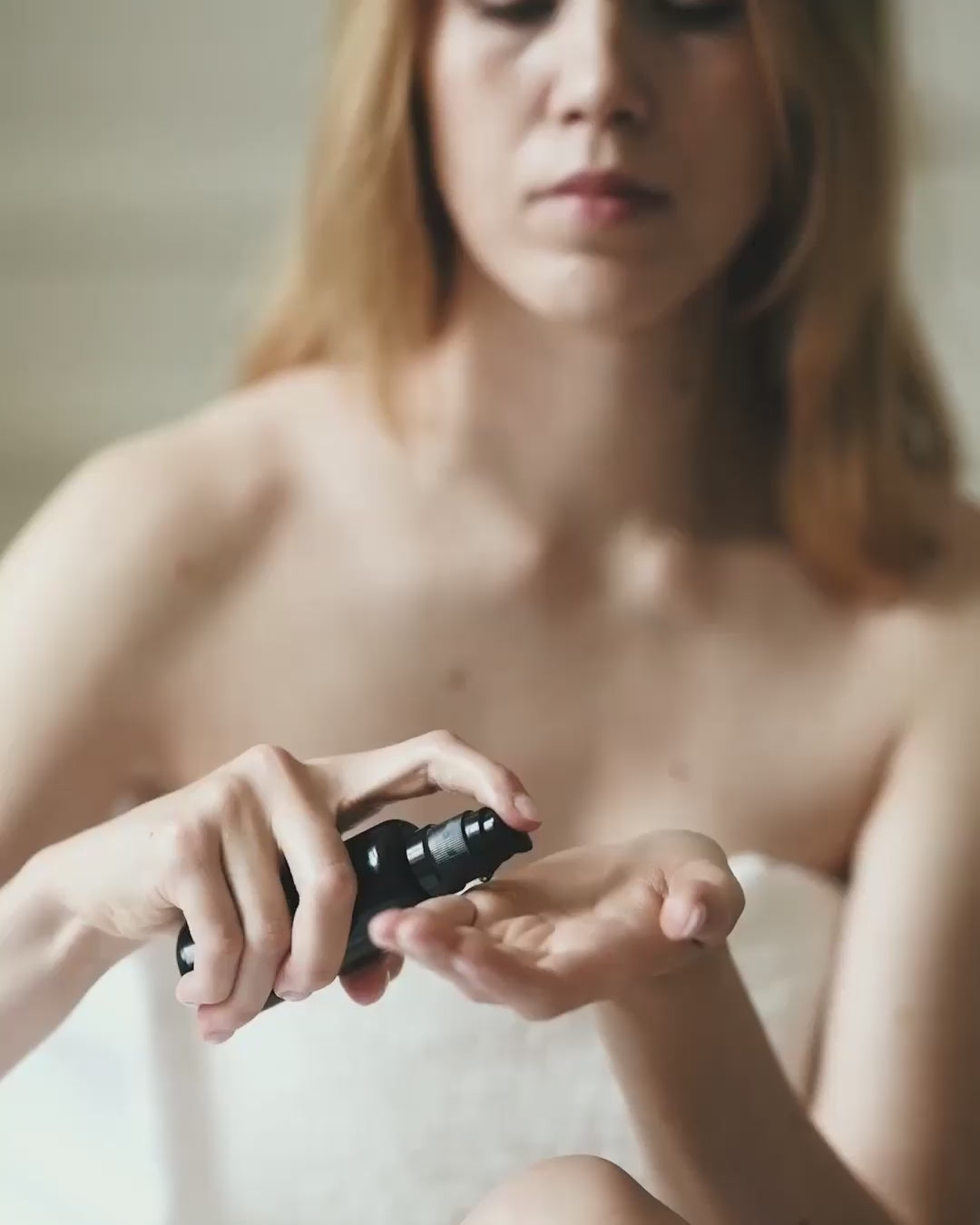Video, jossa näkyy Niki Newd -öljyseerumin täyteläinen tekstuuri ja sen jättämä pehmeä, säteilevä iho.
